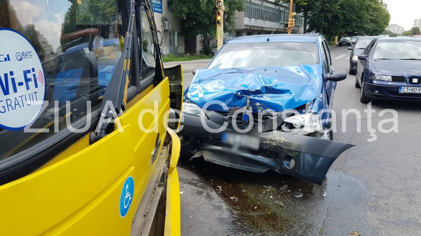 panica pe linia ratc 100 gara mamaia un autoturism s a ciocnit cu un autobuz plin de calatori galerie panica pe linia ratc 100 gara mamaia un autoturism s a ciocnit cu un autobuz plin de calatori galerie