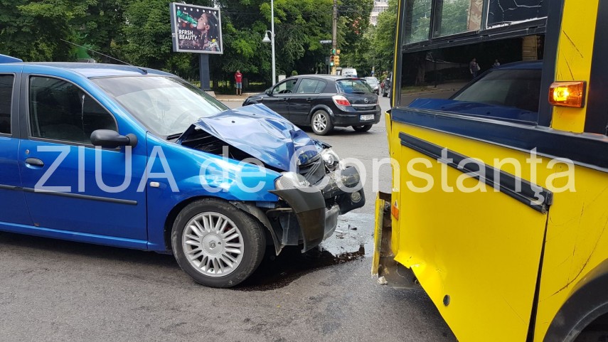 panica pe linia ratc 100 gara mamaia un autoturism s a ciocnit cu un autobuz plin de calatori galerie panica pe linia ratc 100 gara mamaia un autoturism s a ciocnit cu un autobuz plin de calatori galerie