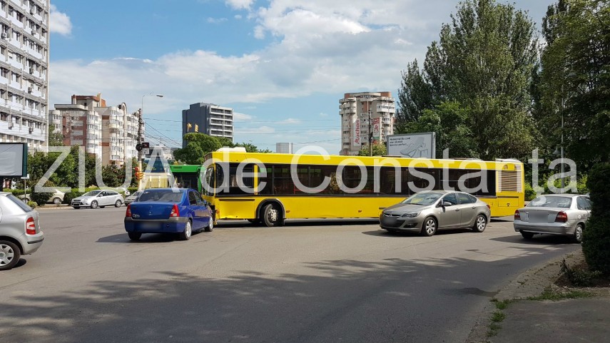 panica pe linia ratc 100 gara mamaia un autoturism s a ciocnit cu un autobuz plin de calatori galerie panica pe linia ratc 100 gara mamaia un autoturism s a ciocnit cu un autobuz plin de calatori galerie