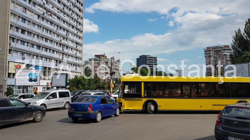 panica pe linia ratc 100 gara mamaia un autoturism s a ciocnit cu un autobuz plin de calatori galerie panica pe linia ratc 100 gara mamaia un autoturism s a ciocnit cu un autobuz plin de calatori galerie