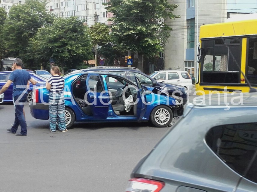 panica pe linia ratc 100 gara mamaia un autoturism s a ciocnit cu un autobuz plin de calatori galerie panica pe linia ratc 100 gara mamaia un autoturism s a ciocnit cu un autobuz plin de calatori galerie