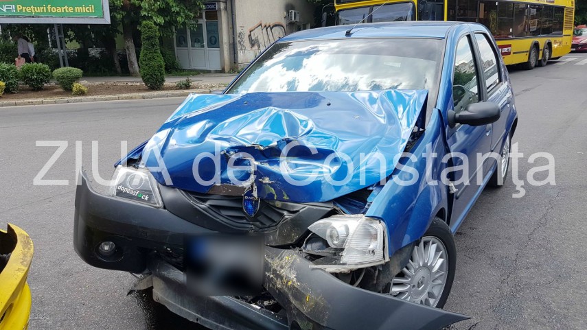 panica pe linia ratc 100 gara mamaia un autoturism s a ciocnit cu un autobuz plin de calatori galerie panica pe linia ratc 100 gara mamaia un autoturism s a ciocnit cu un autobuz plin de calatori galerie