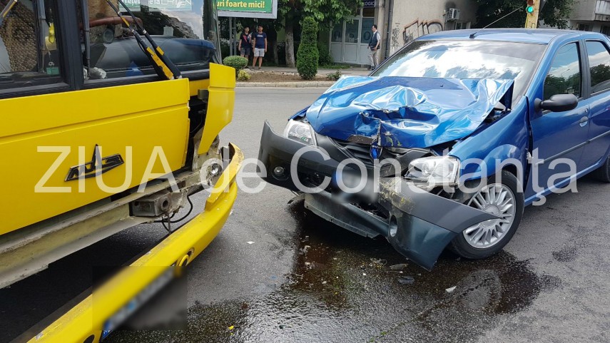 panica pe linia ratc 100 gara mamaia un autoturism s a ciocnit cu un autobuz plin de calatori galerie panica pe linia ratc 100 gara mamaia un autoturism s a ciocnit cu un autobuz plin de calatori galerie