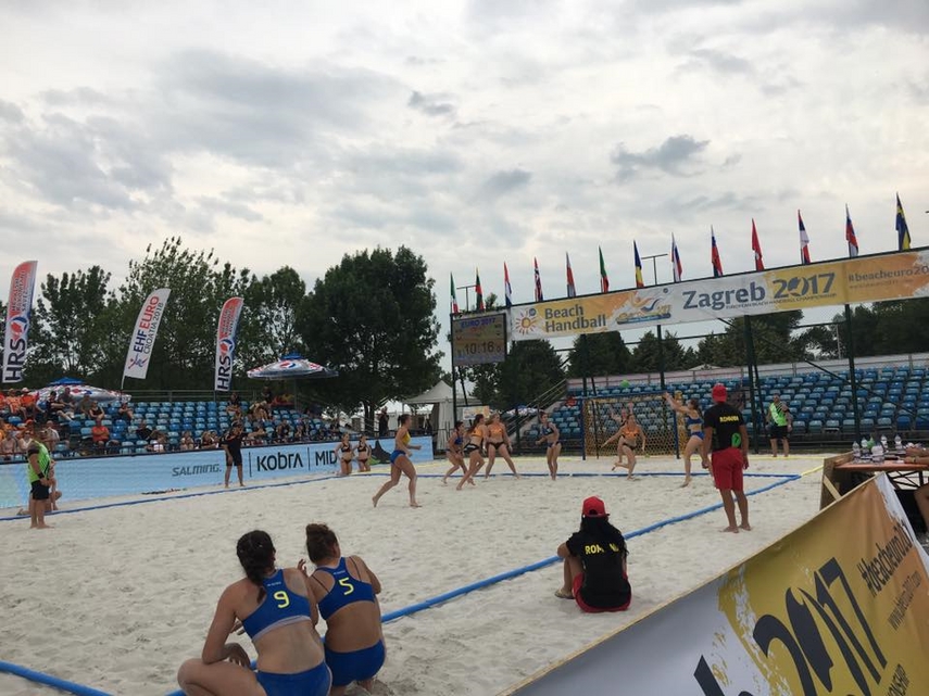 antrenorii si patru sportive din constanta nationala feminina de handbal pe plaja a romaniei pe locul antrenorii si patru sportive din constanta nationala feminina de handbal pe plaja a romaniei pe locul