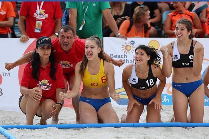 antrenorii si patru sportive din constanta nationala feminina de handbal pe plaja a romaniei pe locul antrenorii si patru sportive din constanta nationala feminina de handbal pe plaja a romaniei pe locul