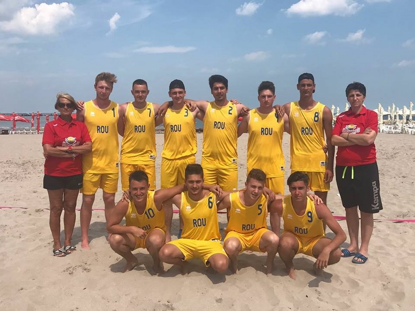 antrenorii si patru sportive din constanta nationala feminina de handbal pe plaja a romaniei pe locul antrenorii si patru sportive din constanta nationala feminina de handbal pe plaja a romaniei pe locul