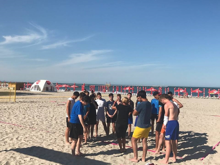 antrenorii si patru sportive din constanta nationala feminina de handbal pe plaja a romaniei pe locul antrenorii si patru sportive din constanta nationala feminina de handbal pe plaja a romaniei pe locul