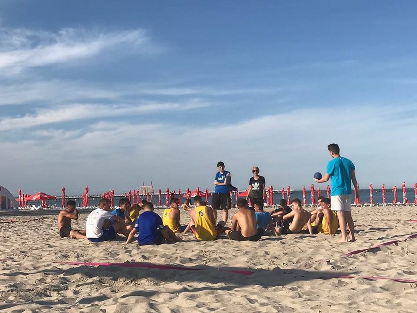 antrenorii si patru sportive din constanta nationala feminina de handbal pe plaja a romaniei pe locul antrenorii si patru sportive din constanta nationala feminina de handbal pe plaja a romaniei pe locul