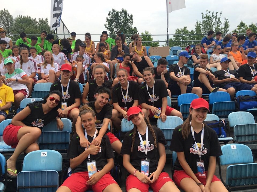 antrenorii si patru sportive din constanta nationala feminina de handbal pe plaja a romaniei pe locul antrenorii si patru sportive din constanta nationala feminina de handbal pe plaja a romaniei pe locul