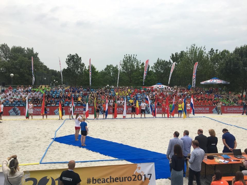 antrenorii si patru sportive din constanta nationala feminina de handbal pe plaja a romaniei pe locul antrenorii si patru sportive din constanta nationala feminina de handbal pe plaja a romaniei pe locul
