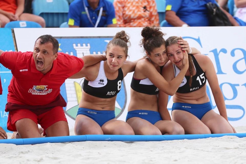 antrenorii si patru sportive din constanta nationala feminina de handbal pe plaja a romaniei pe locul antrenorii si patru sportive din constanta nationala feminina de handbal pe plaja a romaniei pe locul