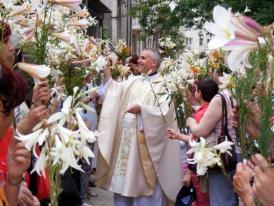 Azi se sfinţesc crinii. Mare sărbătoare la biserica Sfântul Anton de Padova din Constanţa