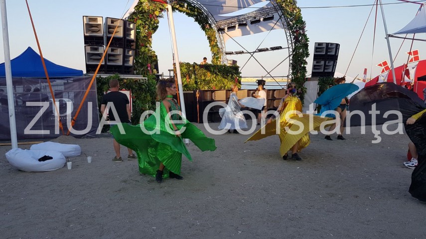 ultima seara a festivalului neversea se anunta una incendiara mii de participanti au ales sa se distreze ultima seara a festivalului neversea se anunta una incendiara mii de participanti au ales sa se distreze