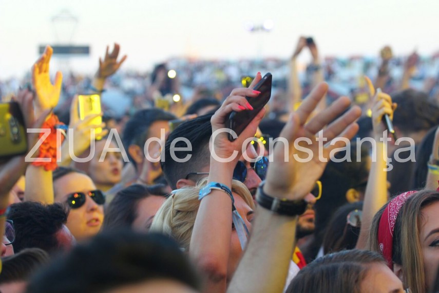 ultima seara a festivalului neversea se anunta una incendiara mii de participanti au ales sa se distreze ultima seara a festivalului neversea se anunta una incendiara mii de participanti au ales sa se distreze