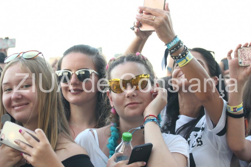 ultima seara a festivalului neversea se anunta una incendiara mii de participanti au ales sa se distreze ultima seara a festivalului neversea se anunta una incendiara mii de participanti au ales sa se distreze