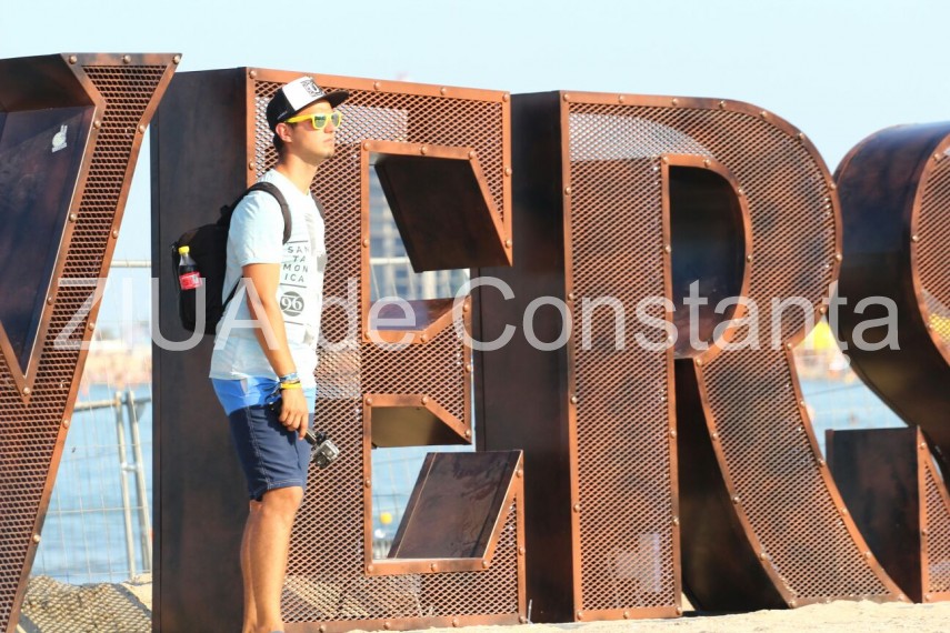 ultima seara a festivalului neversea se anunta una incendiara mii de participanti au ales sa se distreze ultima seara a festivalului neversea se anunta una incendiara mii de participanti au ales sa se distreze