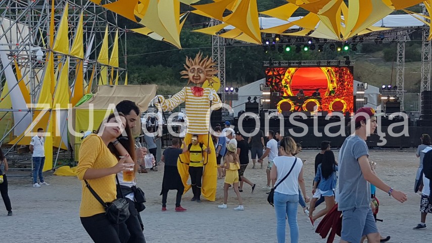 ultima seara a festivalului neversea se anunta una incendiara mii de participanti au ales sa se distreze ultima seara a festivalului neversea se anunta una incendiara mii de participanti au ales sa se distreze