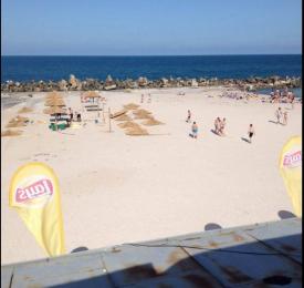 Pe plajă la Eforie Sud. Cu drujba, la tăiat buşteni, printre turişti