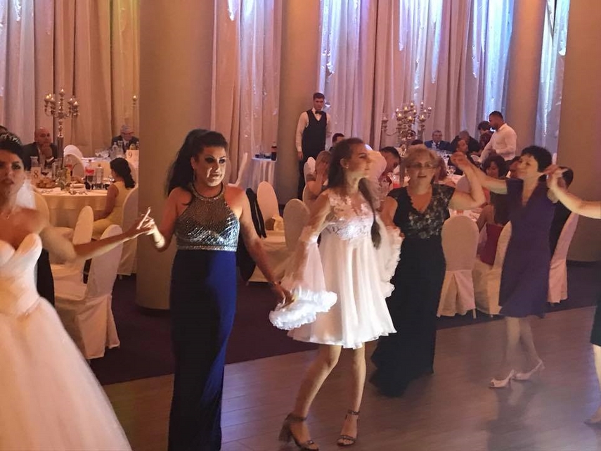 mirele a fost junior al fc farul actorul si interpretul hari gromosteanu l a cununat pe fostul fotbalist mirele a fost junior al fc farul actorul si interpretul hari gromosteanu l a cununat pe fostul fotbalist