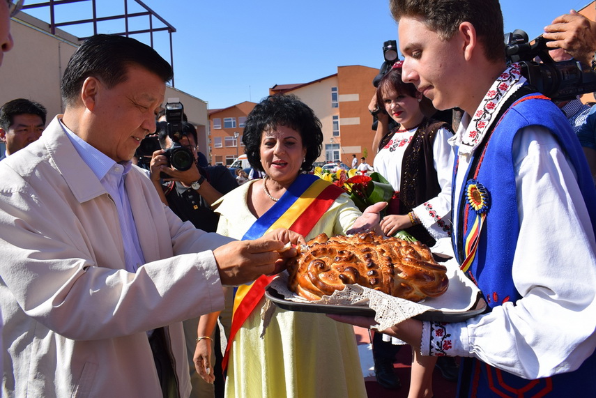 delegatie chineza la primaria cumpana primarul mariana gaju a inmanat lui liu yunshan o ie romaneasca delegatie chineza la primaria cumpana primarul mariana gaju a inmanat lui liu yunshan o ie romaneasca