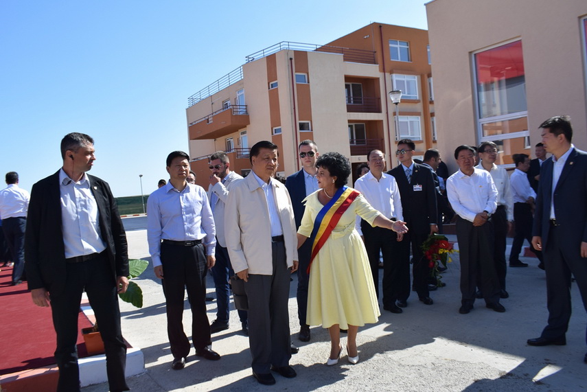 delegatie chineza la primaria cumpana primarul mariana gaju a inmanat lui liu yunshan o ie romaneasca delegatie chineza la primaria cumpana primarul mariana gaju a inmanat lui liu yunshan o ie romaneasca