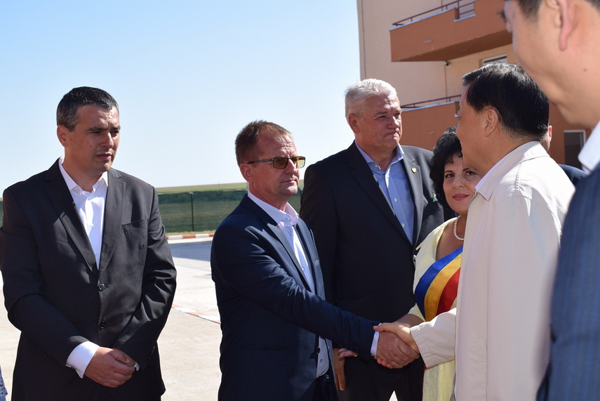 delegatie chineza la primaria cumpana primarul mariana gaju a inmanat lui liu yunshan o ie romaneasca delegatie chineza la primaria cumpana primarul mariana gaju a inmanat lui liu yunshan o ie romaneasca