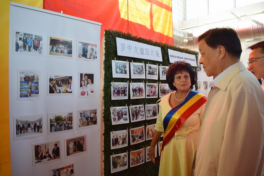 delegatie chineza la primaria cumpana primarul mariana gaju a inmanat lui liu yunshan o ie romaneasca delegatie chineza la primaria cumpana primarul mariana gaju a inmanat lui liu yunshan o ie romaneasca