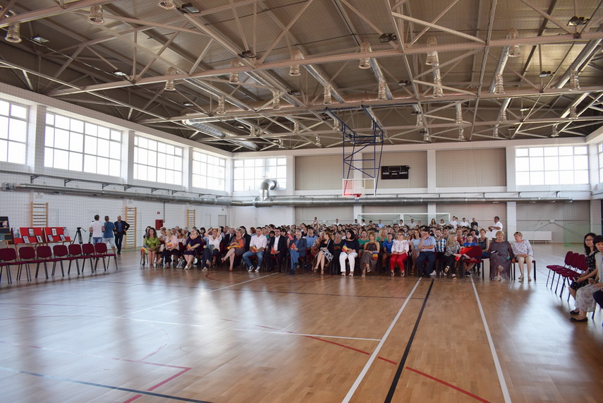 delegatie chineza la primaria cumpana primarul mariana gaju a inmanat lui liu yunshan o ie romaneasca delegatie chineza la primaria cumpana primarul mariana gaju a inmanat lui liu yunshan o ie romaneasca