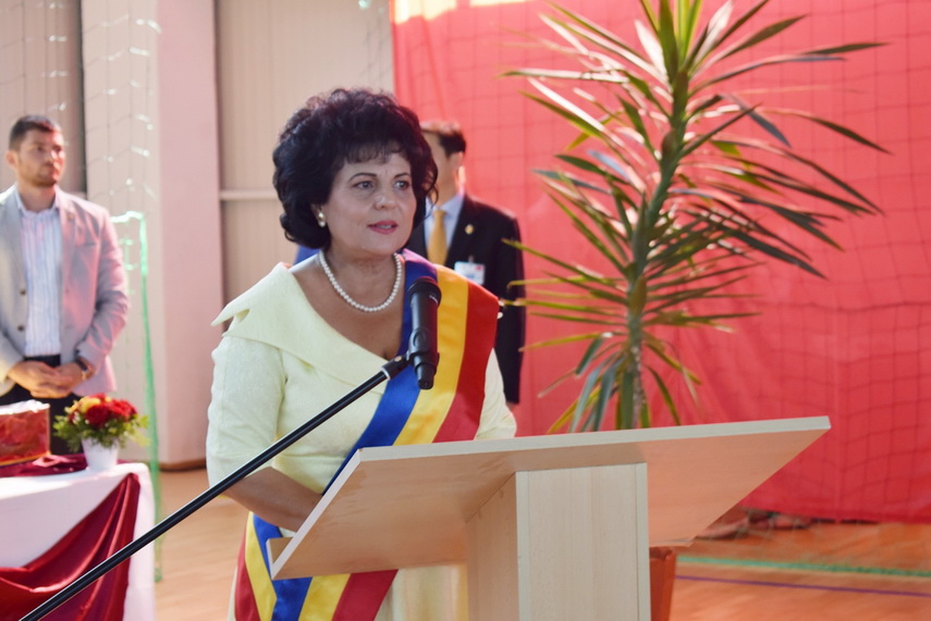 delegatie chineza la primaria cumpana primarul mariana gaju a inmanat lui liu yunshan o ie romaneasca delegatie chineza la primaria cumpana primarul mariana gaju a inmanat lui liu yunshan o ie romaneasca