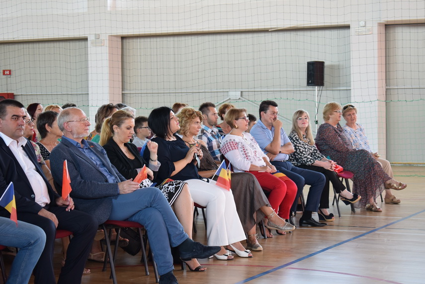 delegatie chineza la primaria cumpana primarul mariana gaju a inmanat lui liu yunshan o ie romaneasca delegatie chineza la primaria cumpana primarul mariana gaju a inmanat lui liu yunshan o ie romaneasca