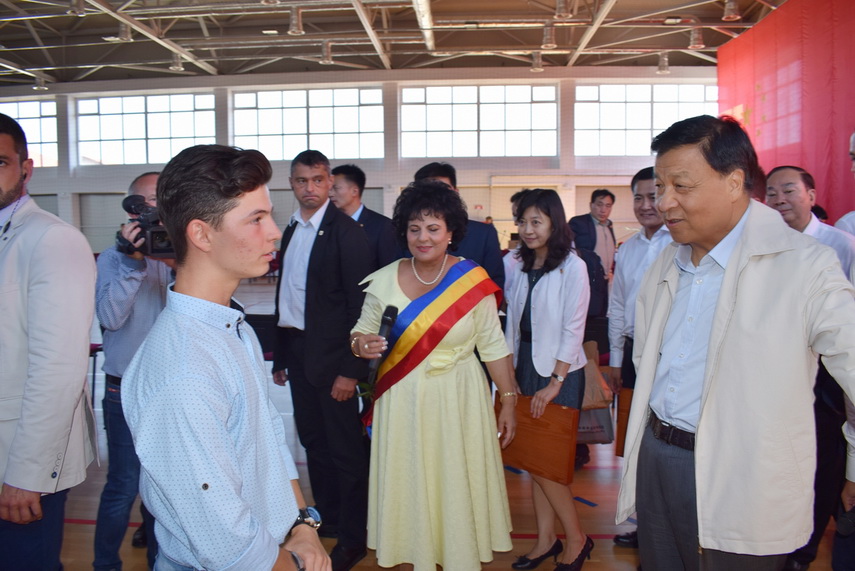 delegatie chineza la primaria cumpana primarul mariana gaju a inmanat lui liu yunshan o ie romaneasca delegatie chineza la primaria cumpana primarul mariana gaju a inmanat lui liu yunshan o ie romaneasca