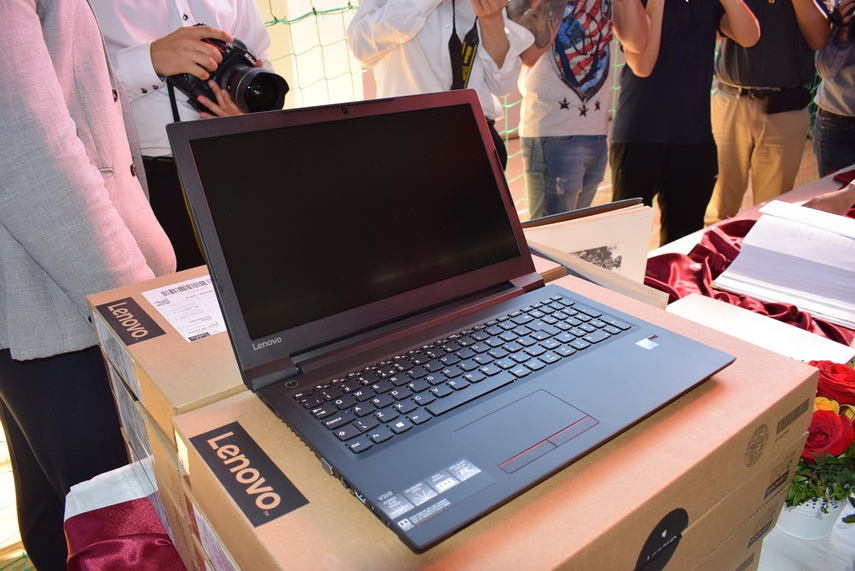 delegatie chineza la primaria cumpana primarul mariana gaju a inmanat lui liu yunshan o ie romaneasca delegatie chineza la primaria cumpana primarul mariana gaju a inmanat lui liu yunshan o ie romaneasca