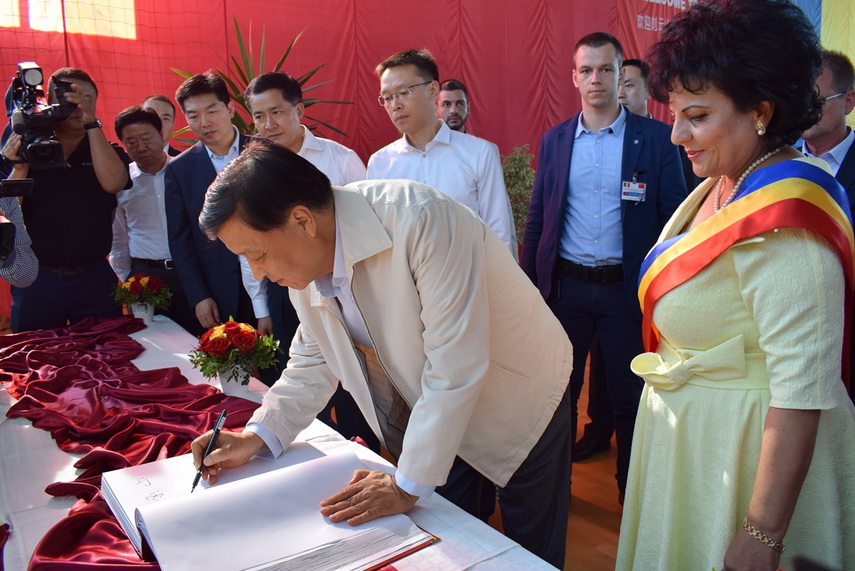 delegatie chineza la primaria cumpana primarul mariana gaju a inmanat lui liu yunshan o ie romaneasca delegatie chineza la primaria cumpana primarul mariana gaju a inmanat lui liu yunshan o ie romaneasca