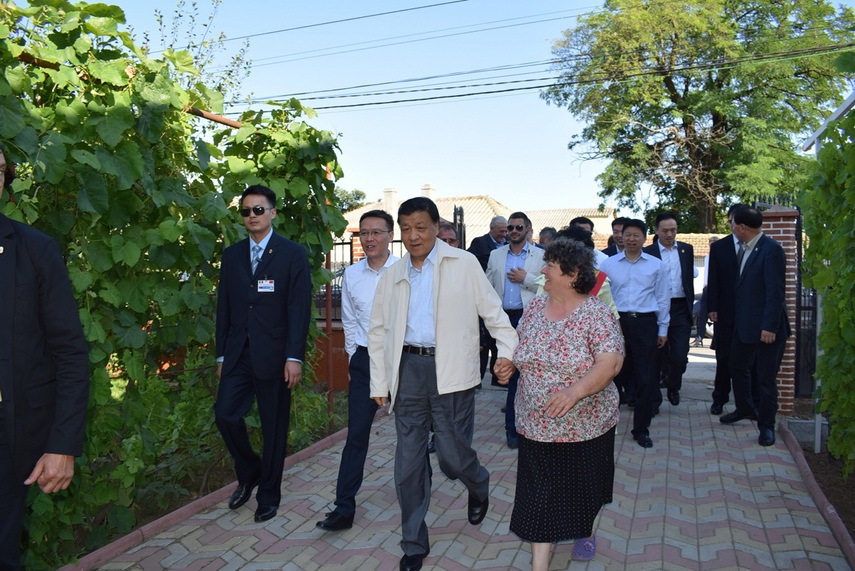 delegatie chineza la primaria cumpana primarul mariana gaju a inmanat lui liu yunshan o ie romaneasca delegatie chineza la primaria cumpana primarul mariana gaju a inmanat lui liu yunshan o ie romaneasca