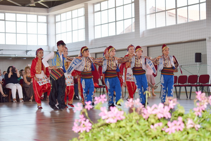 delegatie chineza la primaria cumpana primarul mariana gaju a inmanat lui liu yunshan o ie romaneasca delegatie chineza la primaria cumpana primarul mariana gaju a inmanat lui liu yunshan o ie romaneasca