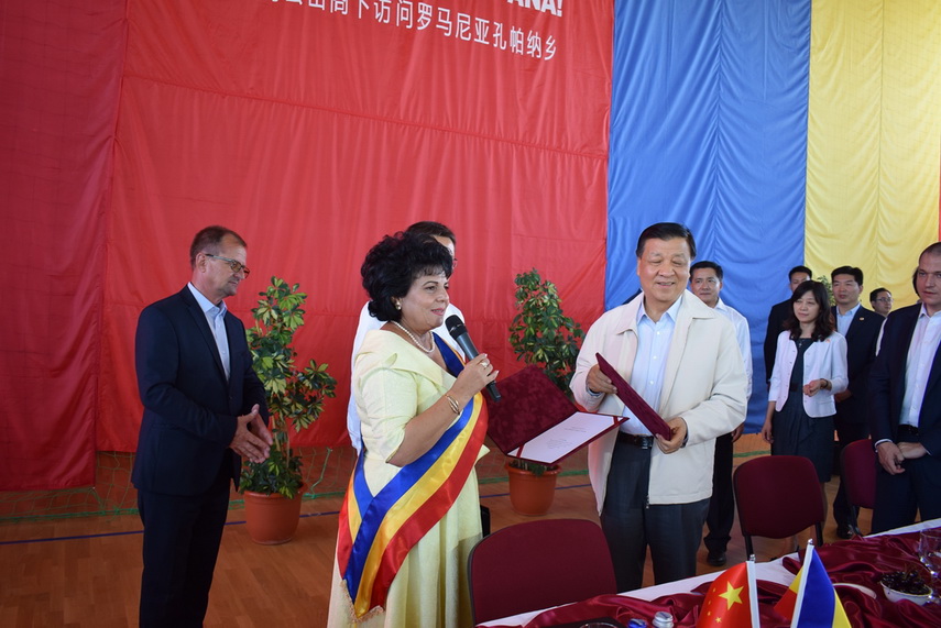 delegatie chineza la primaria cumpana primarul mariana gaju a inmanat lui liu yunshan o ie romaneasca delegatie chineza la primaria cumpana primarul mariana gaju a inmanat lui liu yunshan o ie romaneasca
