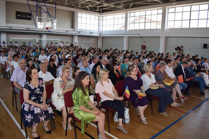 delegatie chineza la primaria cumpana primarul mariana gaju a inmanat lui liu yunshan o ie romaneasca delegatie chineza la primaria cumpana primarul mariana gaju a inmanat lui liu yunshan o ie romaneasca