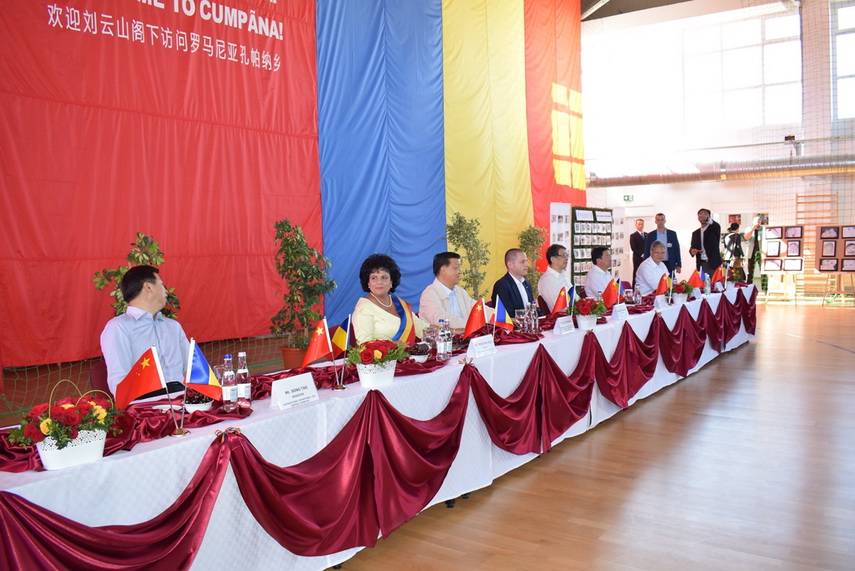 delegatie chineza la primaria cumpana primarul mariana gaju a inmanat lui liu yunshan o ie romaneasca delegatie chineza la primaria cumpana primarul mariana gaju a inmanat lui liu yunshan o ie romaneasca