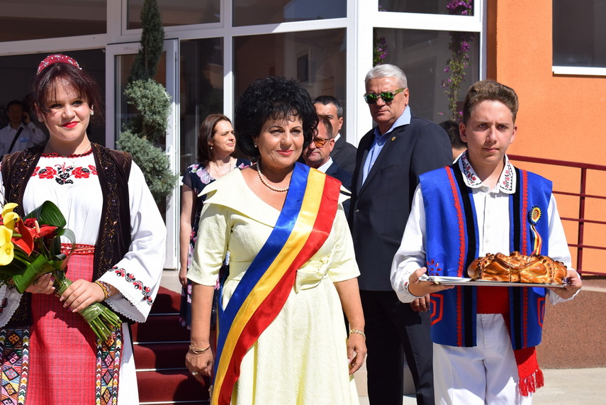 delegatie chineza la primaria cumpana primarul mariana gaju a inmanat lui liu yunshan o ie romaneasca delegatie chineza la primaria cumpana primarul mariana gaju a inmanat lui liu yunshan o ie romaneasca