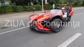 O motocicletă Polaris Slingshot SL, roşie, circulă pe străzile din Constanţa. Imagini rar întâlnite. Gen SF. Costă cât un apartament mai mic