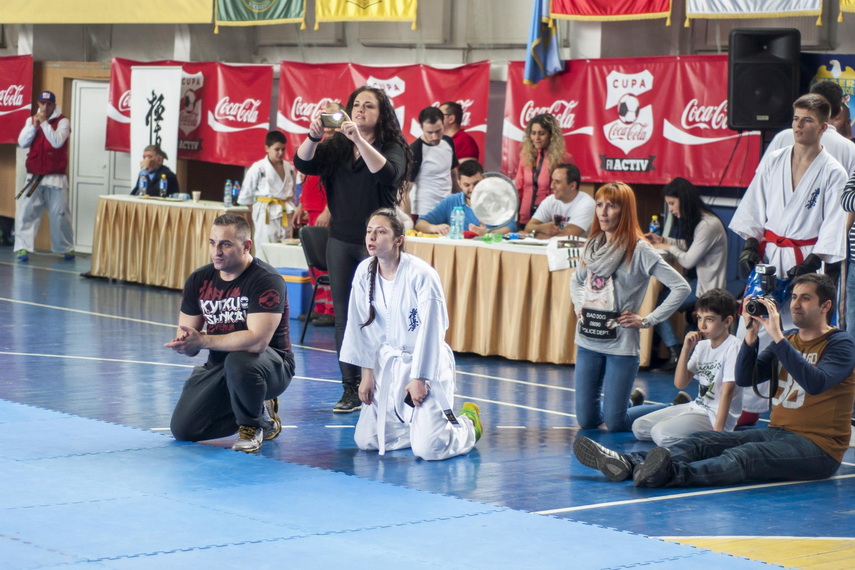 ma numesc maya maria si va salut pe toti antrenorul marius burlacu de la oyama karate tata pentru a doua ma numesc maya maria si va salut pe toti antrenorul marius burlacu de la oyama karate tata pentru a doua