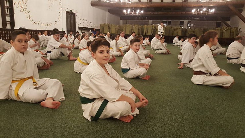 ma numesc maya maria si va salut pe toti antrenorul marius burlacu de la oyama karate tata pentru a doua ma numesc maya maria si va salut pe toti antrenorul marius burlacu de la oyama karate tata pentru a doua