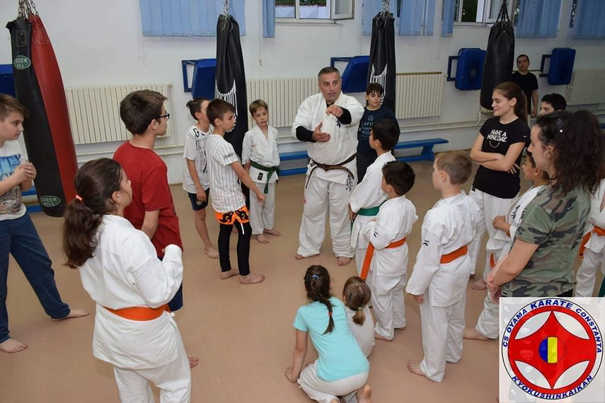 ma numesc maya maria si va salut pe toti antrenorul marius burlacu de la oyama karate tata pentru a doua ma numesc maya maria si va salut pe toti antrenorul marius burlacu de la oyama karate tata pentru a doua