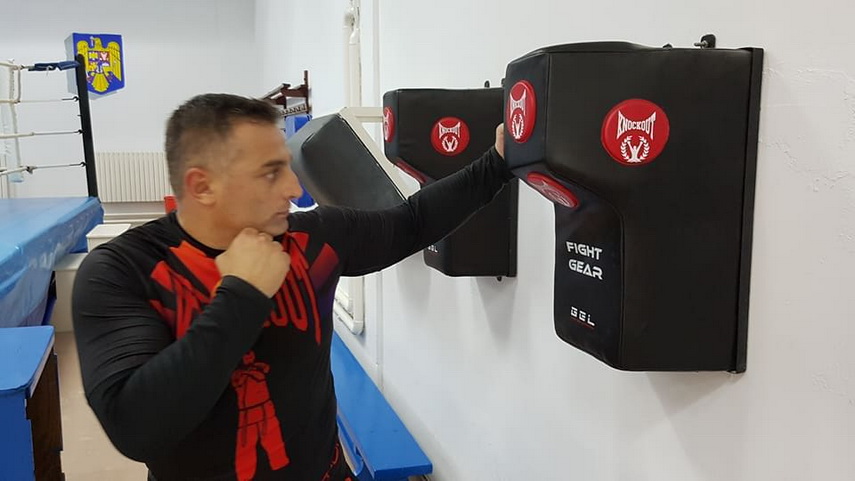 ma numesc maya maria si va salut pe toti antrenorul marius burlacu de la oyama karate tata pentru a doua ma numesc maya maria si va salut pe toti antrenorul marius burlacu de la oyama karate tata pentru a doua