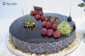 Tort entremet cu ciocolata neagră, zmeură și fistic