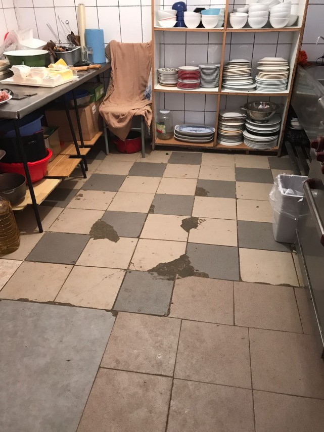 control al comisarilor cjpc constanta la o terasa din eforie sud mizerie de nedescris atat in bucatarie control al comisarilor cjpc constanta la o terasa din eforie sud mizerie de nedescris atat in bucatarie