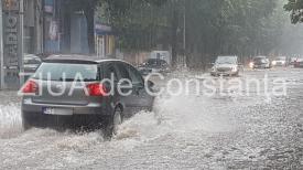 A plouat într-o oră cât într-o lună Constanța. Imagini mai rar întâlnite. Trafic blocat. Mașini rămase în apă. Apa până la genunchi (galerie foto+video)             