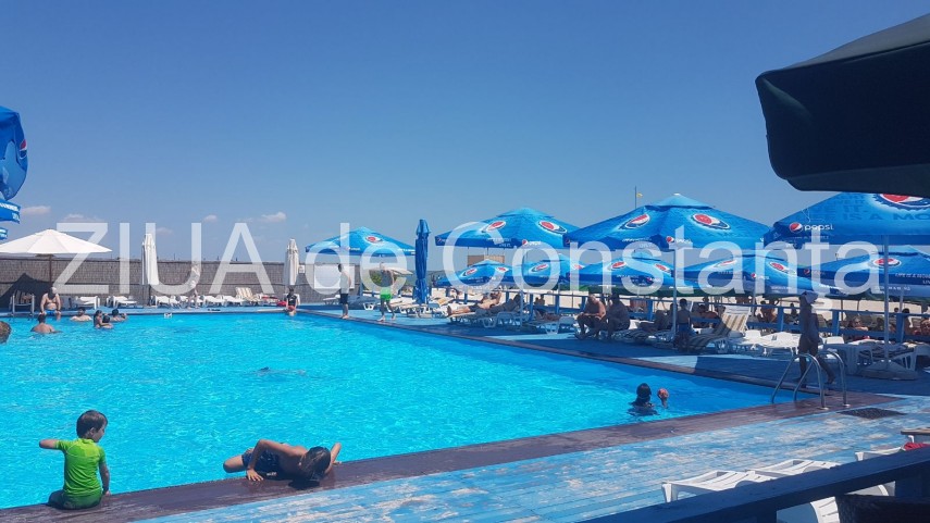 fetita in pericol de inec intr o piscina in gura portitei 635769 fetita in pericol de inec intr o piscina in gura portitei 635769