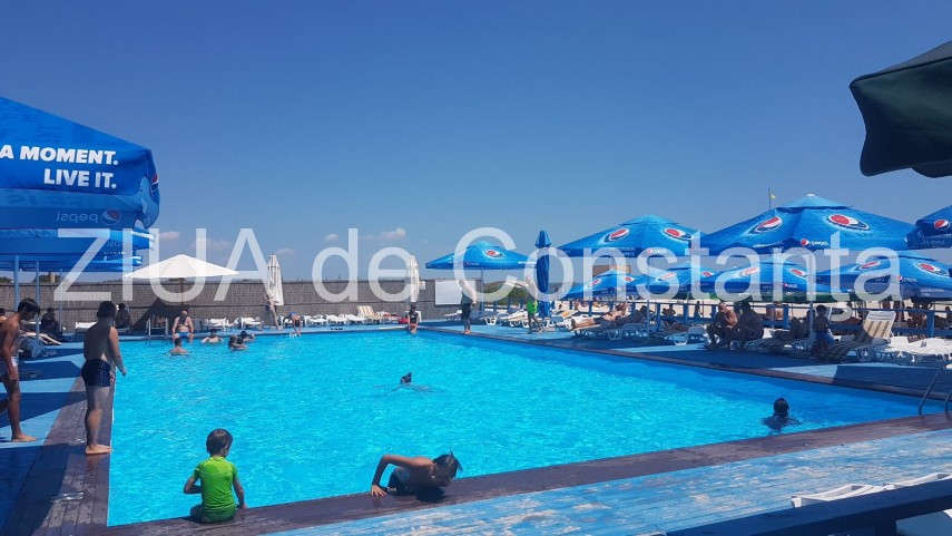 fetita in pericol de inec intr o piscina in gura portitei 635769 fetita in pericol de inec intr o piscina in gura portitei 635769