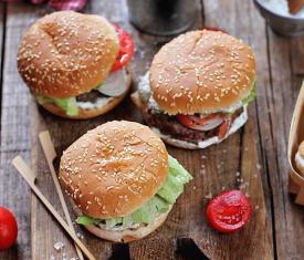 Burgeri de miel cu sos tzatziki